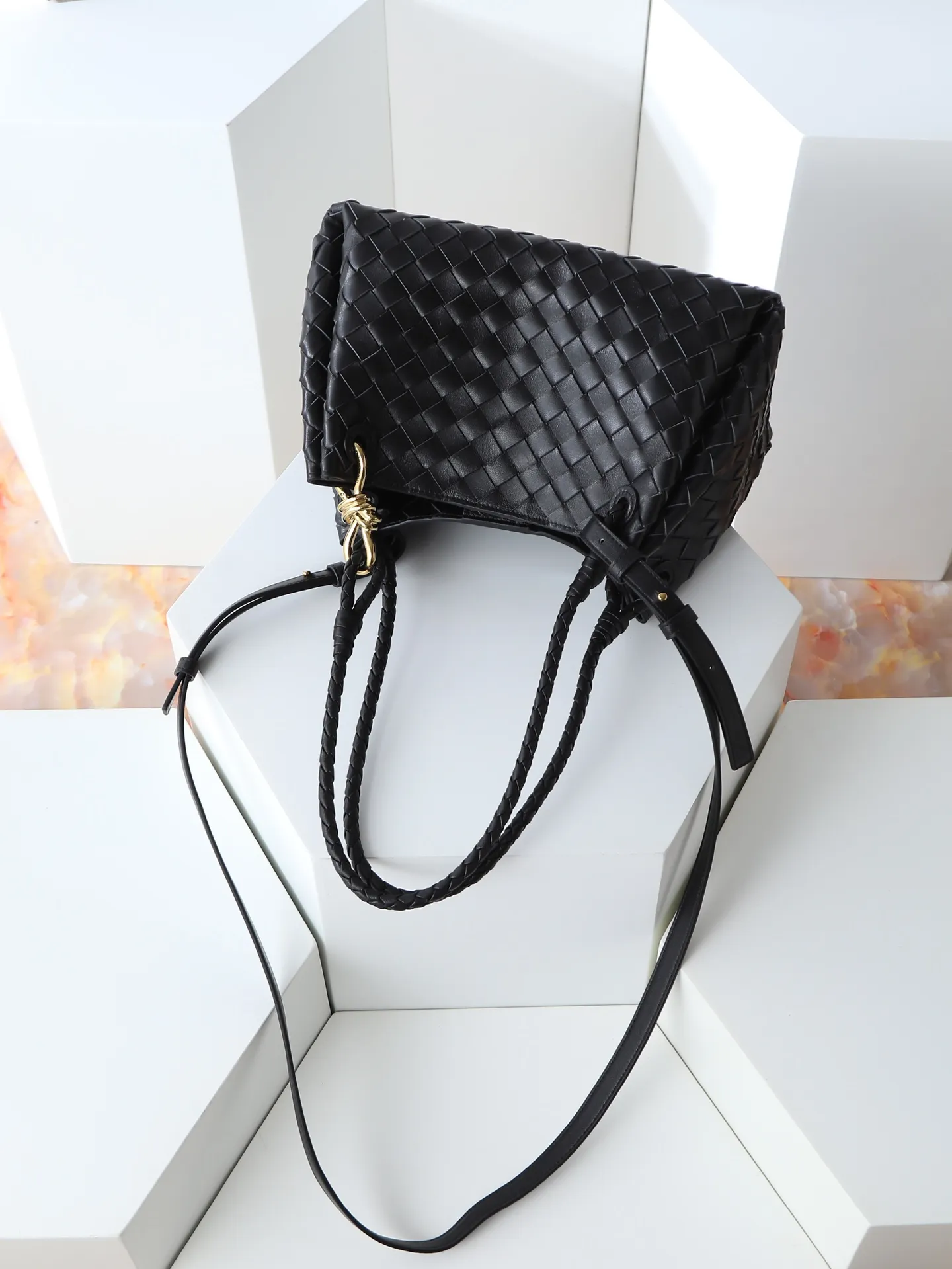 1300. BV's new intrecciato woven leather shoulder bag 🪂 835921 comes with a detachable diagonal shoulder strap and comes with a mini bag inside. The appearance retains the unique design of BV woven leather. The parachute bag is a bag that makes people fall in love before seeing the real thing. The small golden knot embellishment is full of simple and high-end sense to meet your needs in different occasions. Size: 29.5X18.5X17.5cm